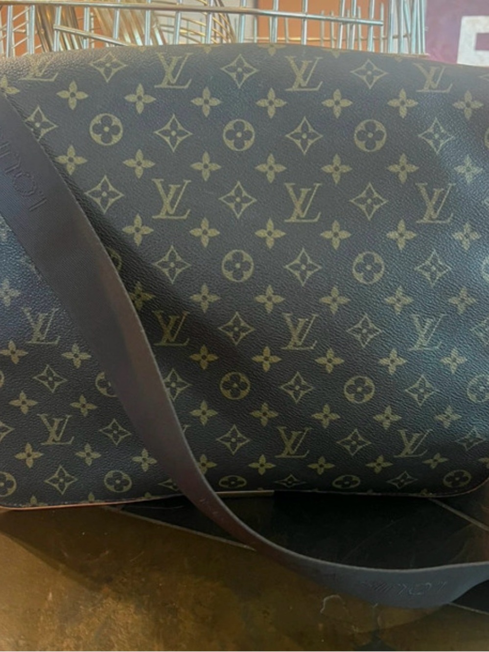 🚨Louis Vuitton Abbesses messenger bag which features the brand's iconic monogram